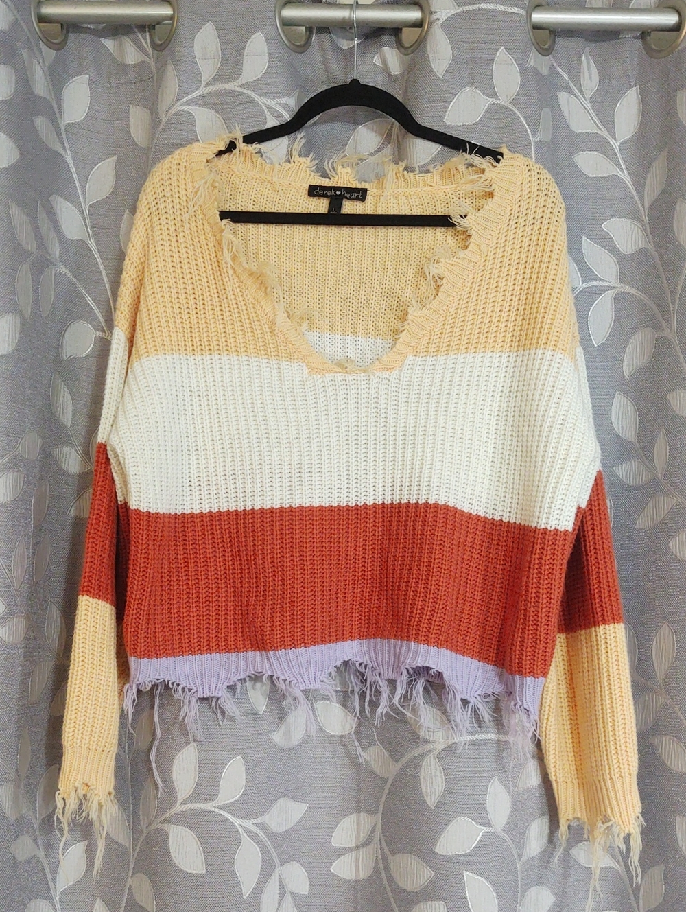 Derek Heart V‑Neck Distressed Colorblock Sweater size L